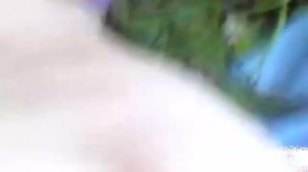 【网曝门事件】几个社会小青年把一妇女按在草地强行插穴